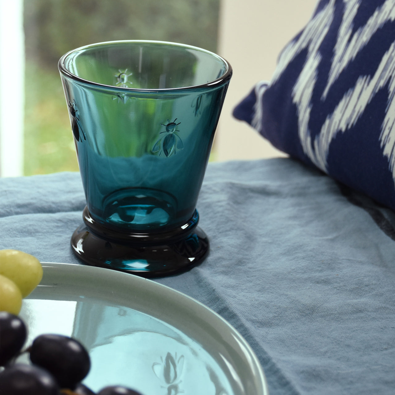 Vaso con forma de abeja azul medianoche