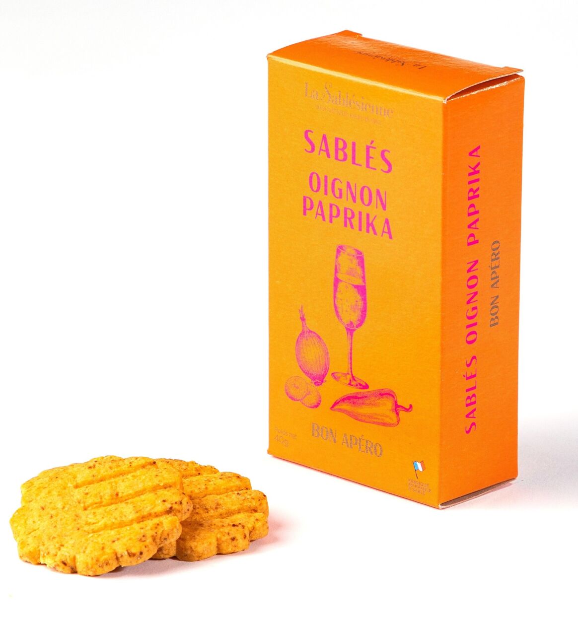 Galletas de mantequilla saladas pequeñas con cebolla y pimentón