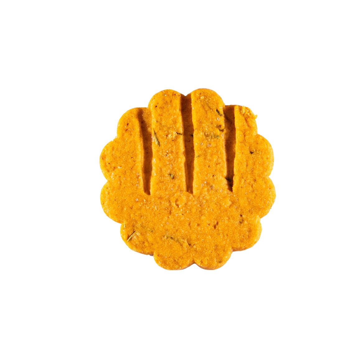 Galletas de mantequilla saladas pequeñas con cebolla y pimentón