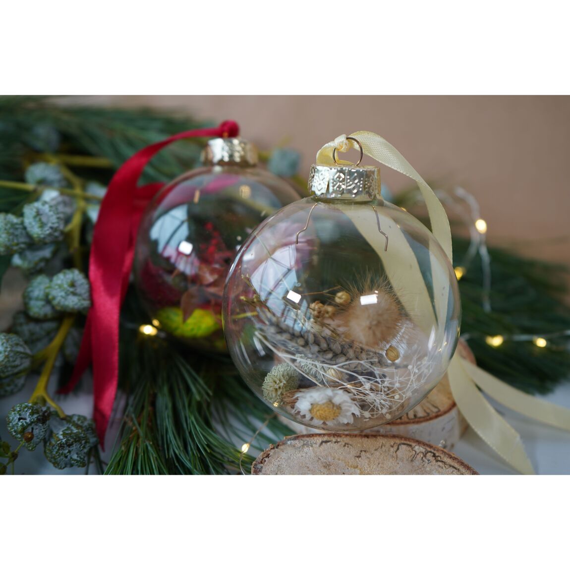 Boule de Noël avec fleurs séchées