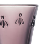 Taza de berenjena y abeja