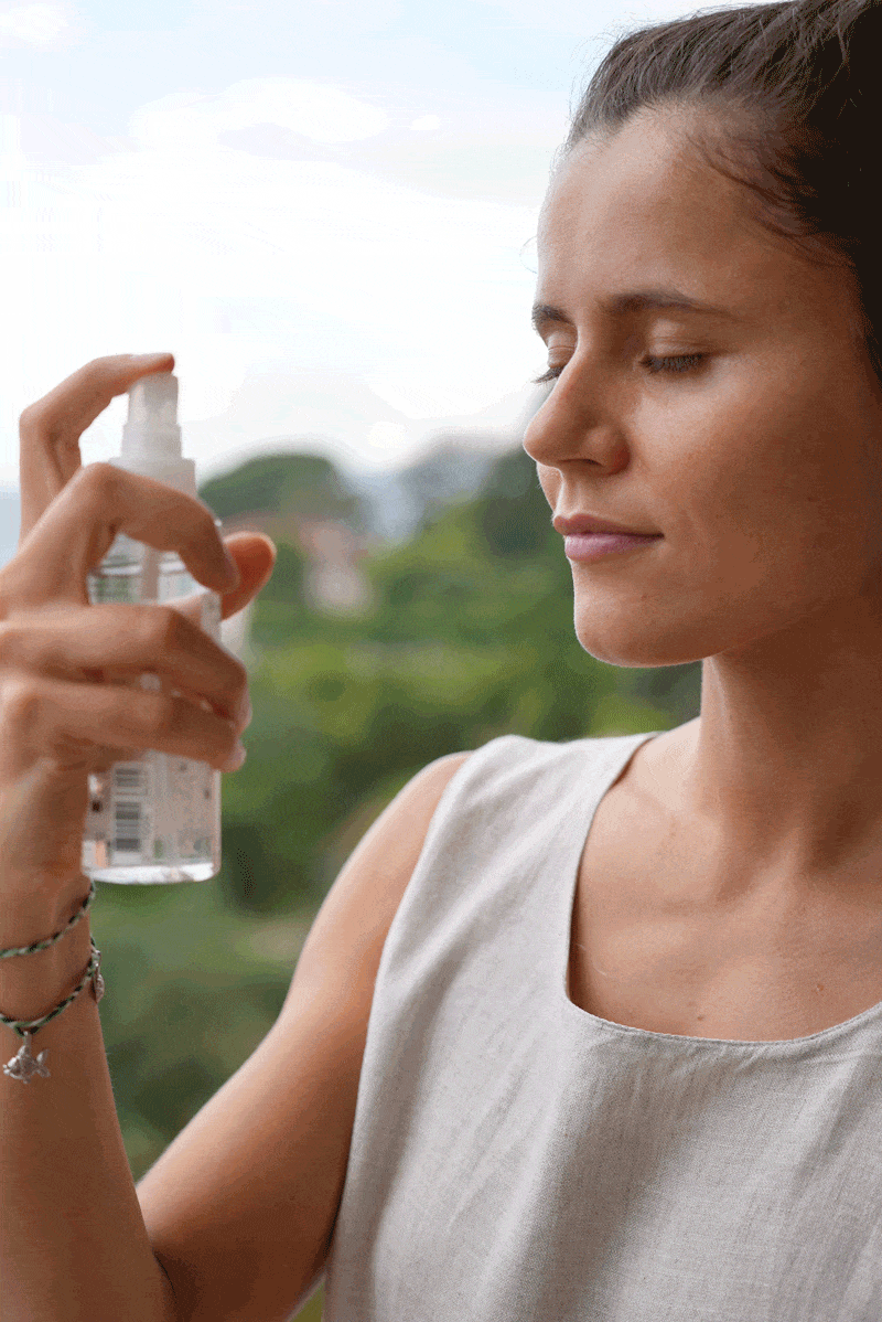 Mist with anti-pollution active ingredients
