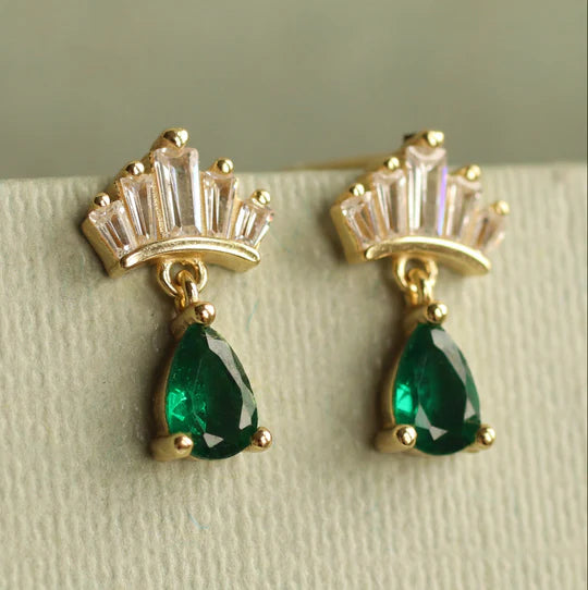Boucles d'oreilles puces émeraude couronne