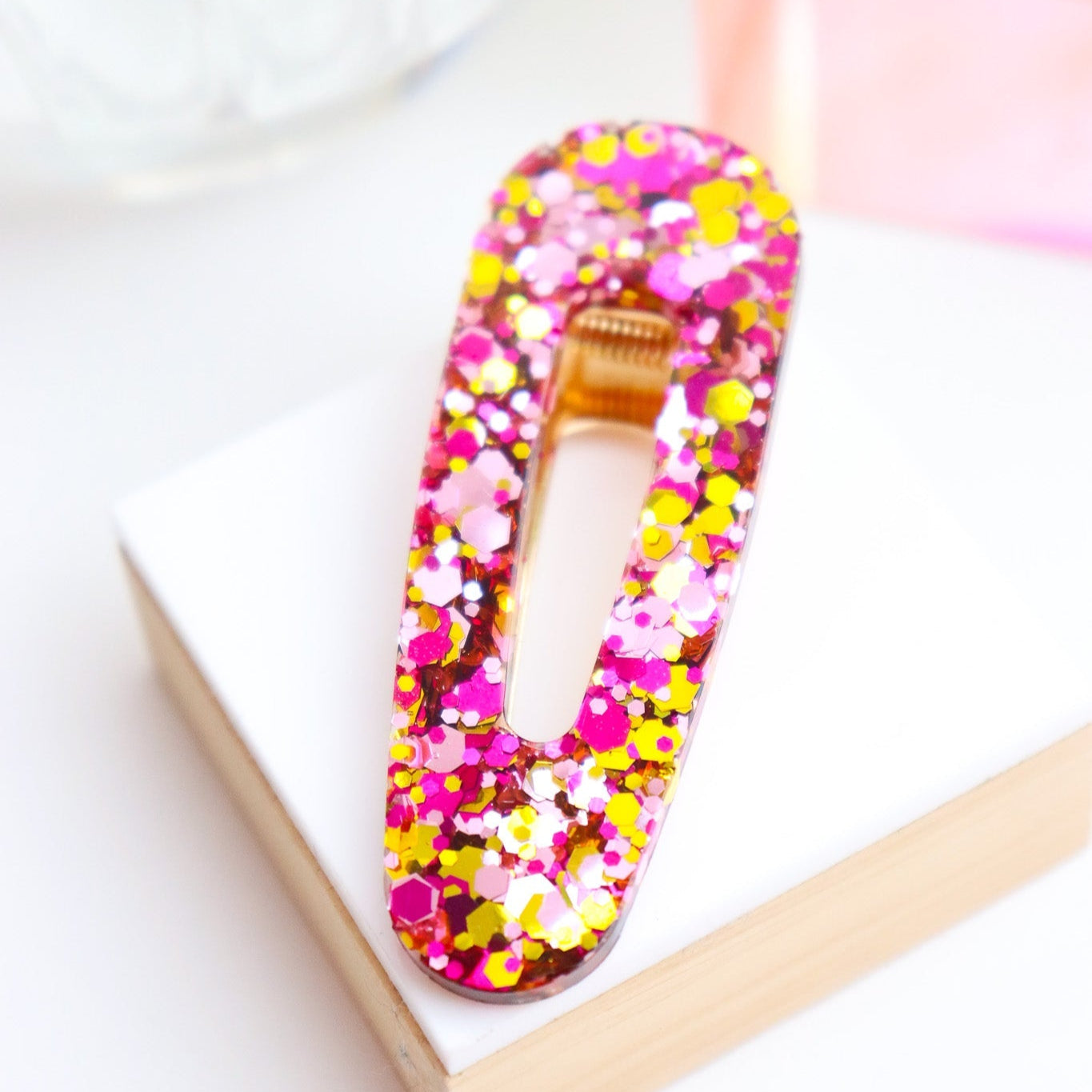 Pasador triangular con lentejuelas