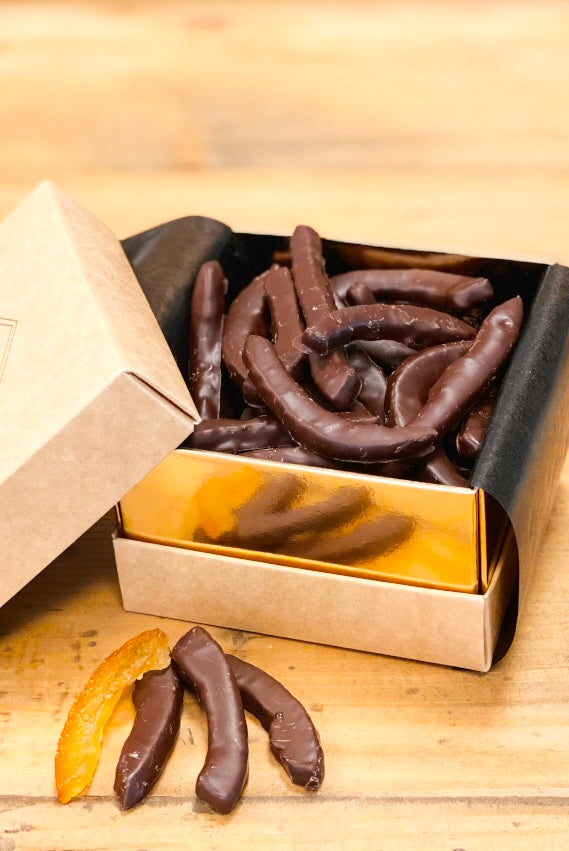 Écorces d'oranges enrobées