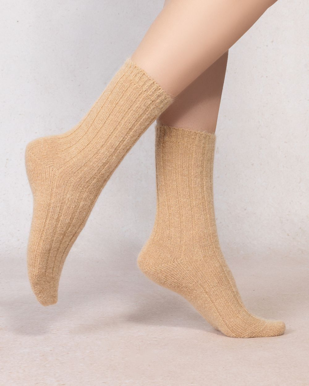 Chaussettes laine alpaga à côtes Bleuforêt coloris Camel portées