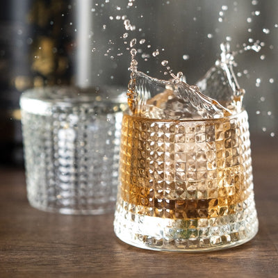 Dessiné par Jean François D’Or, le verre est habillé d’un doux relief, façon pixels, faisant vibrer la lumière. Vivant et ludique, il repose et peut tourner sur une partie centrale sphérique. Idéal pour déguster un bon Whisky ou tout autre spiritueux.