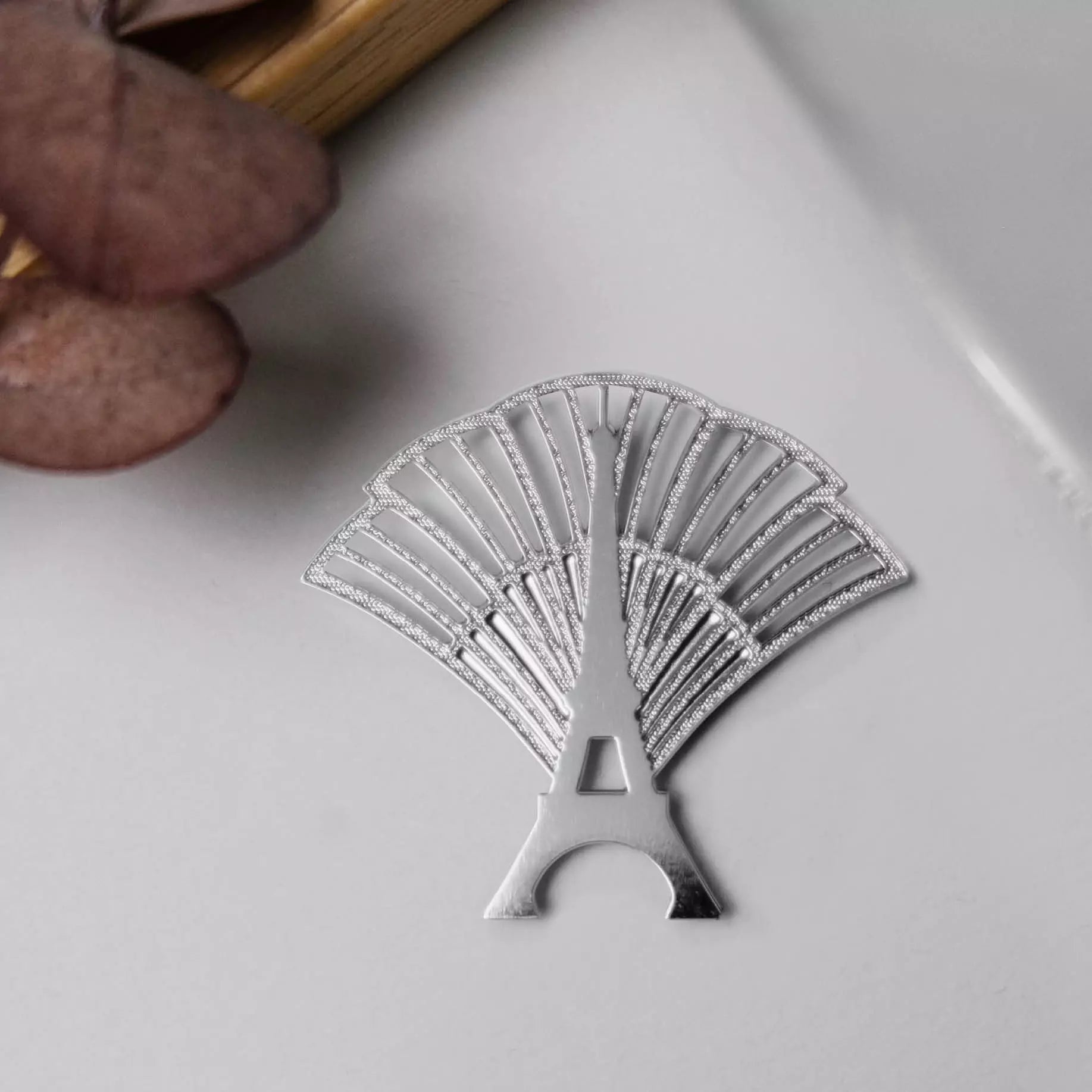 Broche Magnétique Eiffel Festive