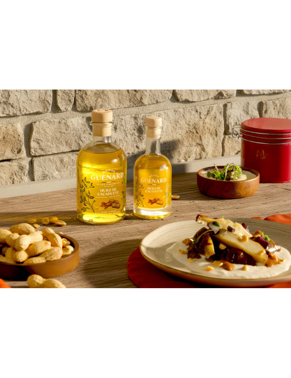 Huile de cacahuète Maison Guénard servie avec des plats