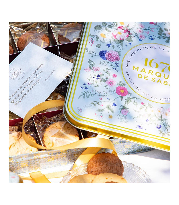 Biscuits sablés assortiment nature, pépites de caramel, de citron et tout chocolat - coffret métal "Bouquet Sauvage" 400g Un décor élégant pour ce coffret contenant un assortiment généreux de Petits Sablés