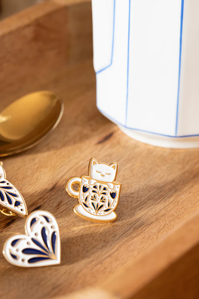Pin's Cup cat