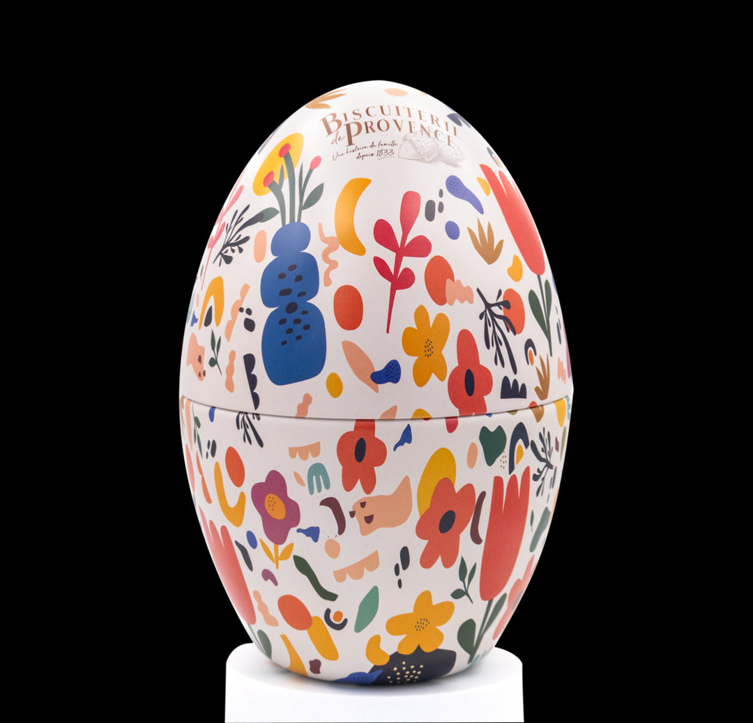 Grand oeuf en métal garni de cookies