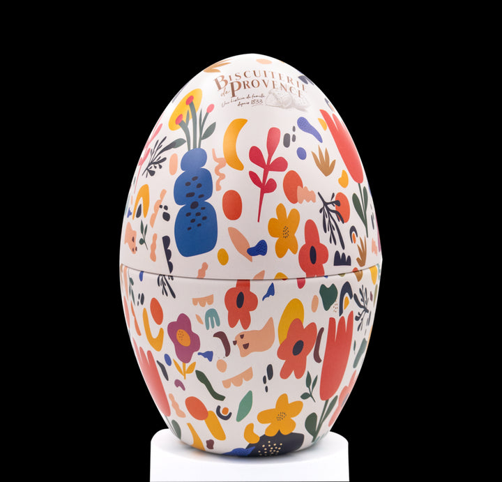 Grand oeuf en métal garni de cookies