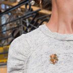 Broche magnétique Cerisier portée sur un pull gris