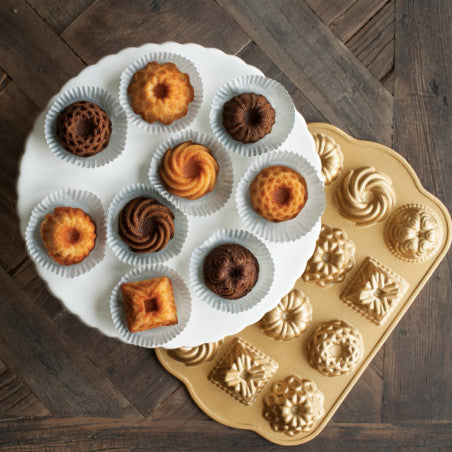 Moule à gâteaux 12 mini Bundt® Charms assortis
