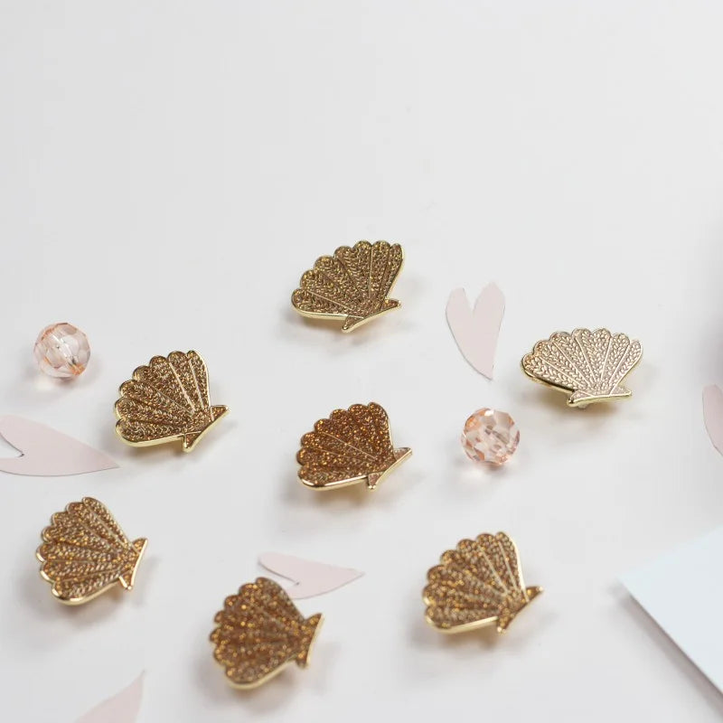 Pin's Coquillage pailettes en laiton