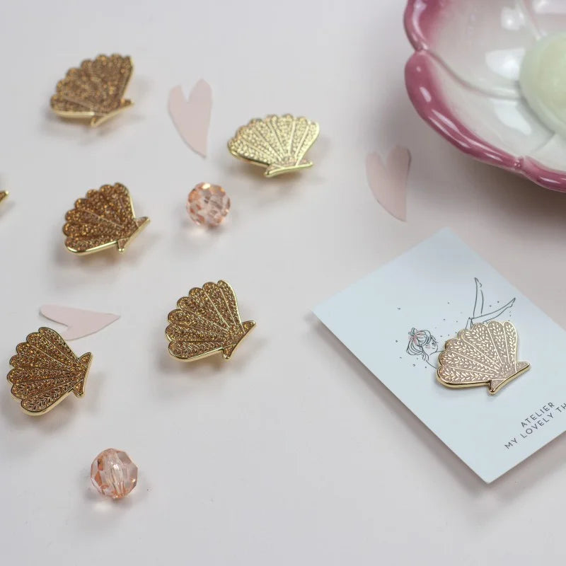Pin's Coquillage pailettes en laiton