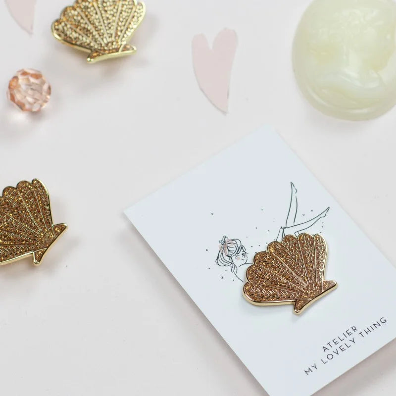 Pin's Coquillage pailettes en laiton