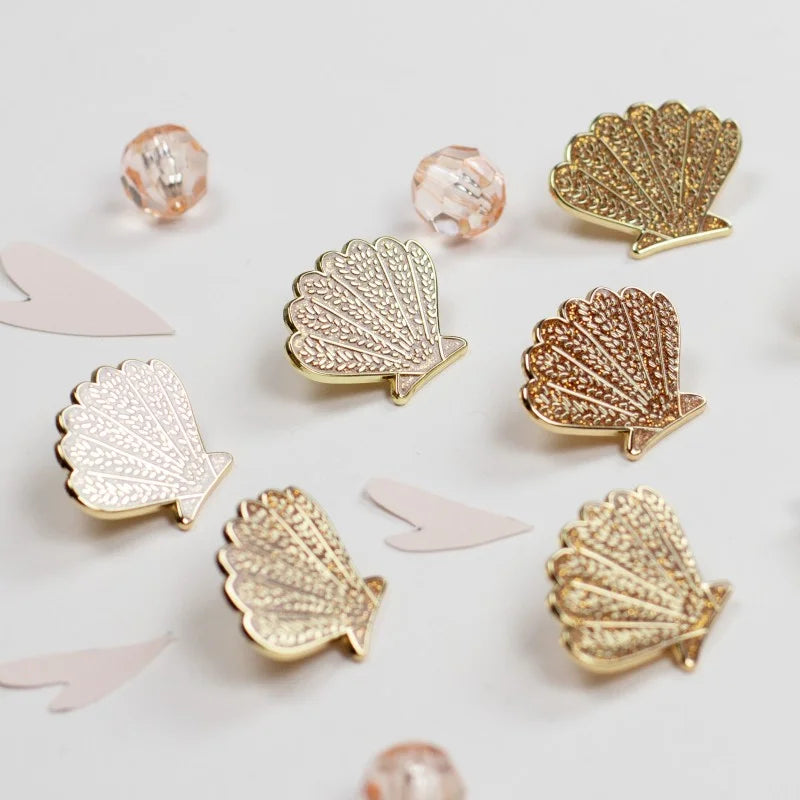 Pin's Coquillage pailettes en laiton